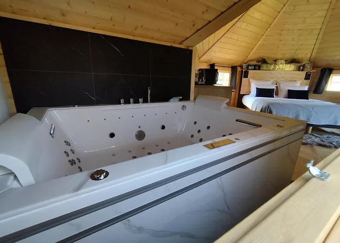 Climatise Avec Baignoire 2 Personnes 3* Avranches